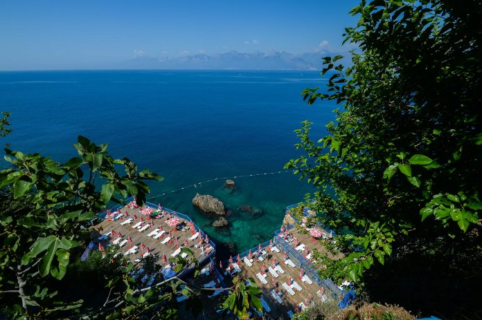 Antalya’da falez plajları, yeni normal dönem tedbirleriyle açıldı