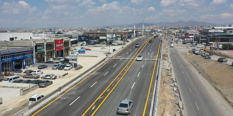 Büyükşehir Belediye Başkanı Mansur Yavaş, sosyal medya hesaplarından yaptığı paylaşımla 20 yıldır trafik çilesinin yaşandığı Şaşmaz Sanayi Bulvarı’nda Ümitköy-Batıkent istikametindeki birinci köprülü kavşağın tamamlanarak hizmete açıldığını  duyurdu.