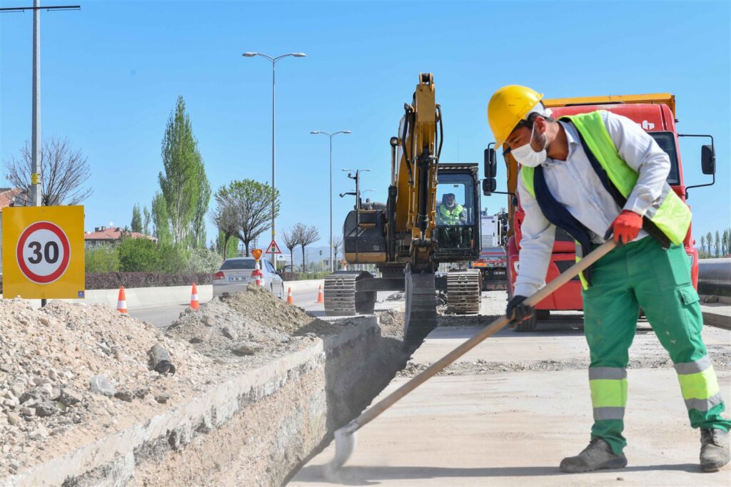 (ASKİ) Genel Müdürlüğü, 2017 yılında onaylanan ancak yapımı ihmal edilen “Çubuk ve Akyurt İlçeleri Arası İçme Suyu İsale Hattı Yapım İşi” için ilk kazmayı vurdu.